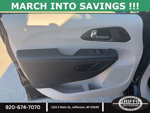Used 2024 Chrysler Pacifica Select image 19