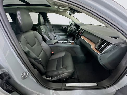 Used 2025 Volvo V60 B5 Cross Country Plus image 32