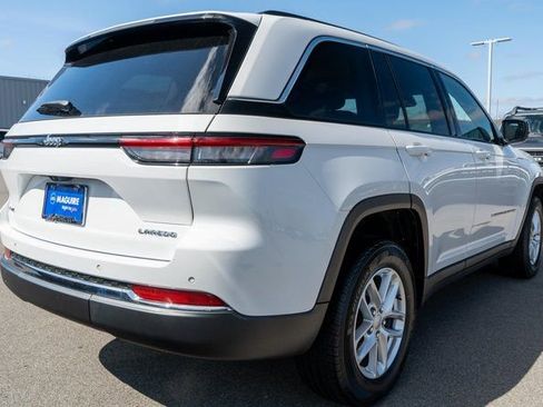 Used 2023 Jeep Grand Cherokee Laredo AWD/4WD image 6