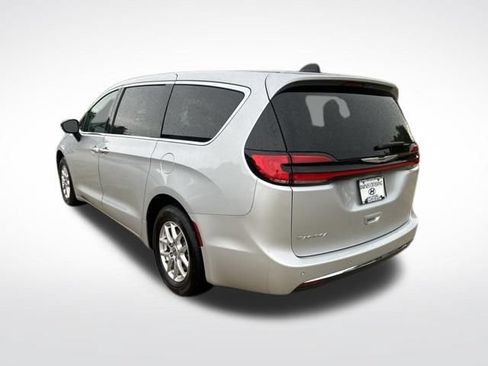 Used 2024 Chrysler Pacifica Touring-L FWD image 5