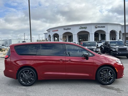 New 2026 Chrysler Pacifica Select image 8