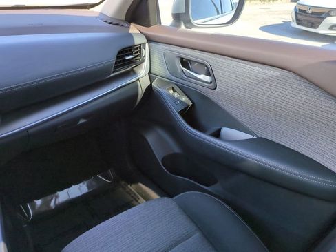 Certified 2021 Nissan Rogue SV image 17