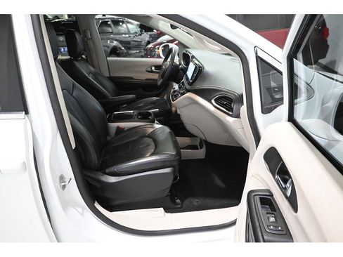 Used 2022 Chrysler Pacifica Touring-L FWD image 15
