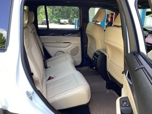 Used 2025 Jeep Grand Cherokee Limited w/ Luxury Tech Group II AWD/4WD image 43