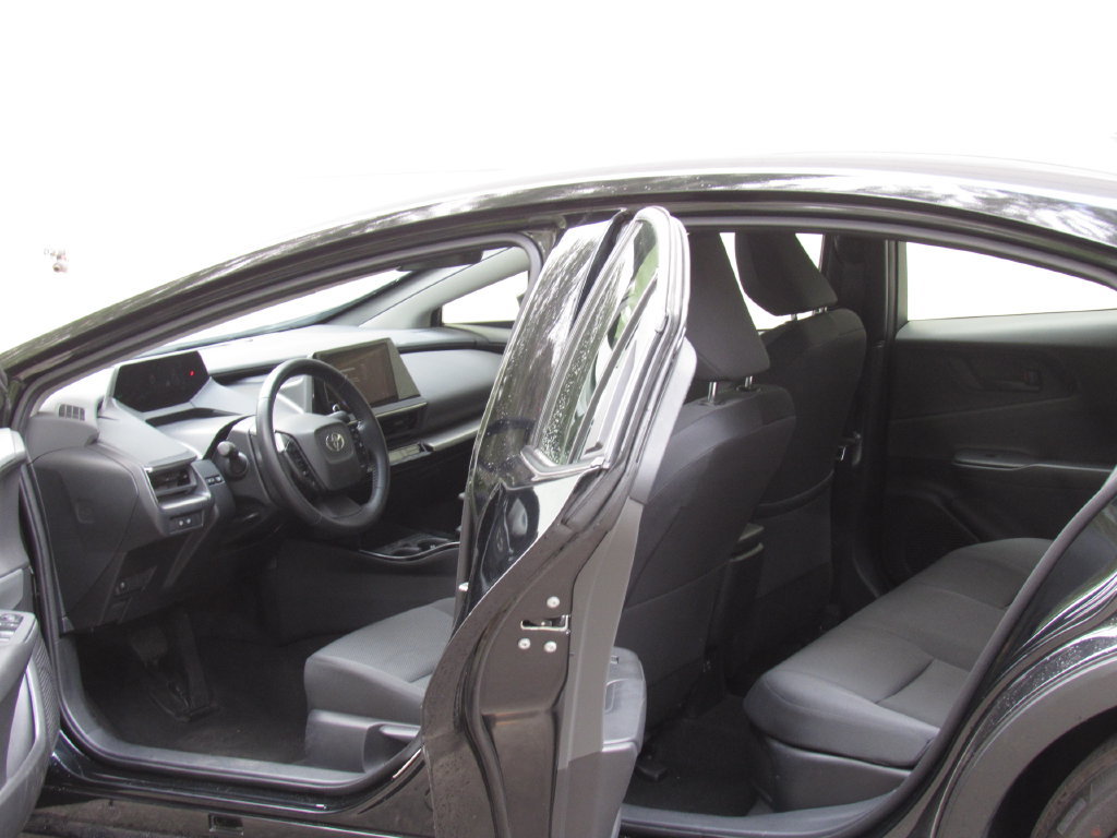 Certified 2025 Toyota Prius LE FWD image 12