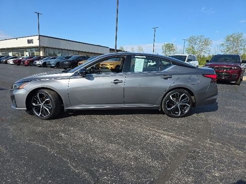 Used 2023 Nissan Altima 2.5 SR w/ SR Premium Package FWD image 3