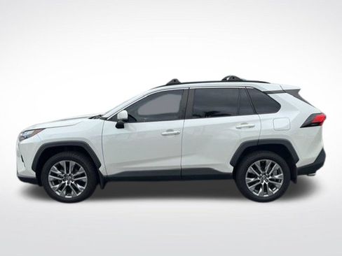 Used 2022 Toyota RAV4 XLE Premium FWD image 9
