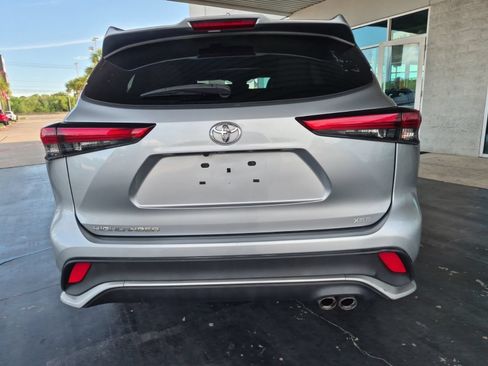 Used 2022 Toyota Highlander XSE FWD image 9