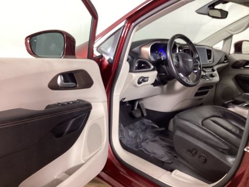 Used 2017 Chrysler Pacifica Touring-L FWD image 9