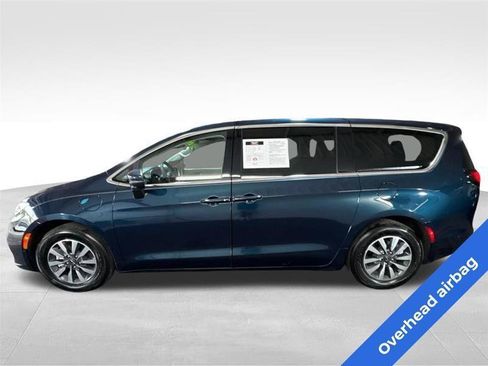 Used 2023 Chrysler Pacifica Touring-L w/ Uconnect Theater Family Group FWD image 8