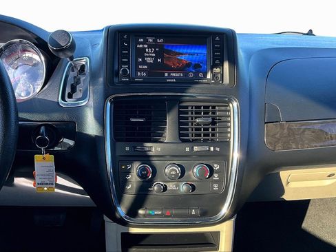Used 2018 Dodge Grand Caravan SE w/ UConnect Hands-Free Group image 6