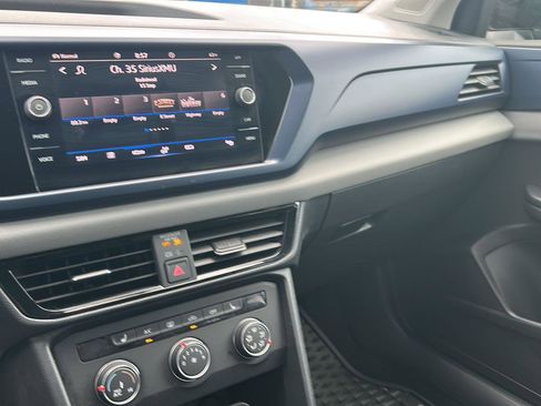 Certified 2022 Volkswagen Taos SE image 14