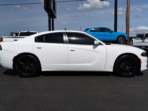 Used 2019 Dodge Charger SXT RWD image 9