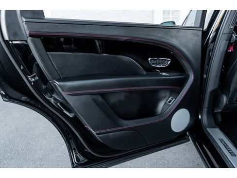 Used 2023 Bentley Bentayga Extended Wheelbase image 31