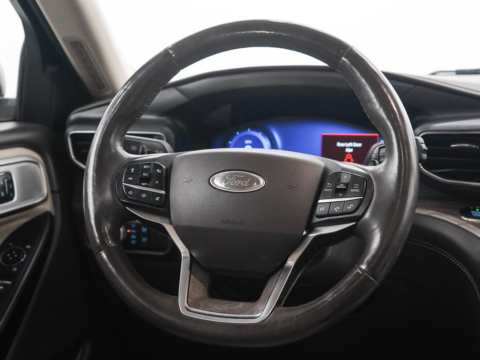 Used 2020 Ford Explorer Platinum w/ Premium Technology Package AWD/4WD image 19