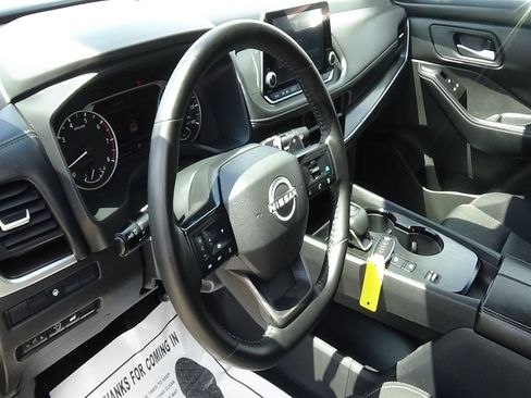 Used 2025 Nissan Rogue SV FWD image 18
