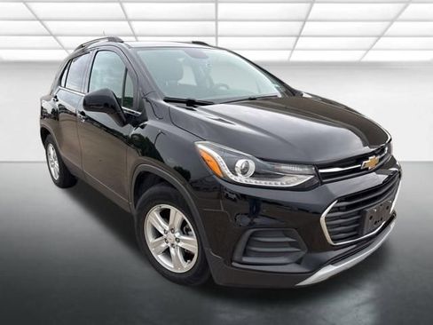 Used 2020 Chevrolet Trax LT w/ LT Convenience Package image 1