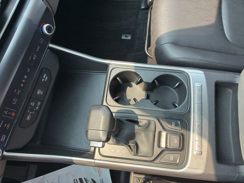 Used 2025 Kia Carnival FWD image 19