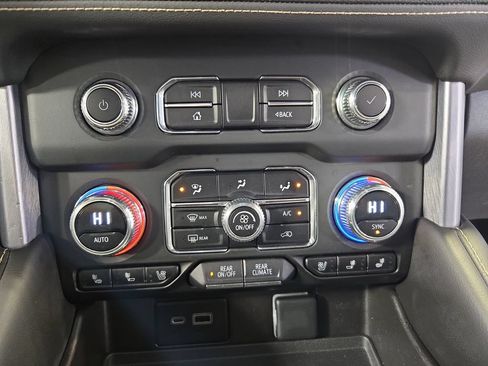 Used 2023 GMC Yukon XL SLT AWD/4WD image 26