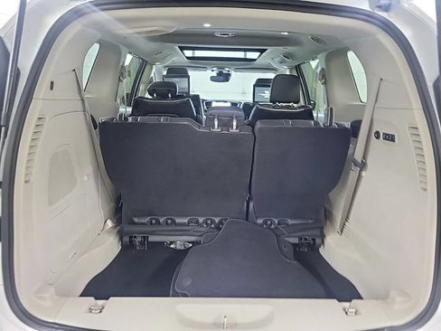 Used 2024 Chrysler Pacifica Limited w/ Uconnect Theater Family Group FWD image 5