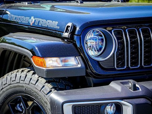 New 2025 Jeep Gladiator Sport image 4