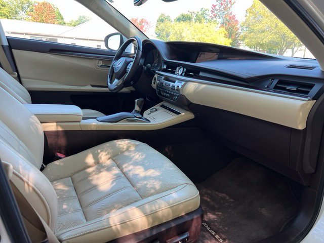 Used 2016 Lexus ES 350 w/ Luxury Package w/Wood Trim FWD image 21
