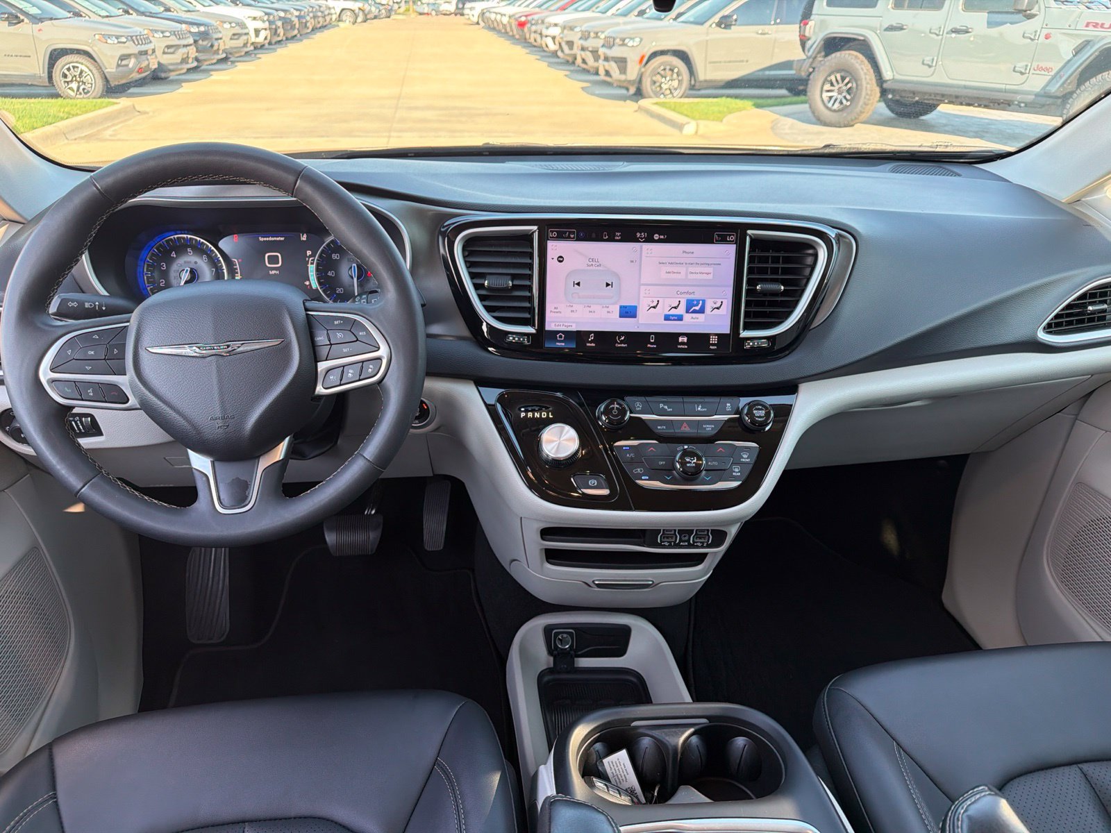 Used 2024 Chrysler Pacifica Touring-L FWD image 19