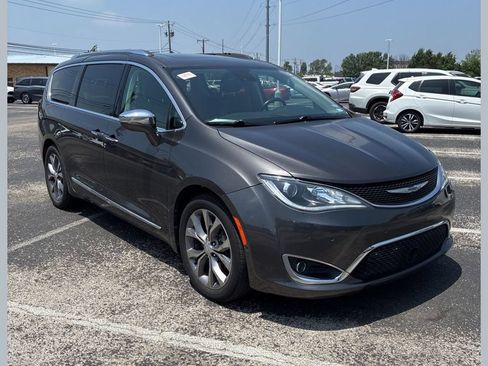 Used 2019 Chrysler Pacifica Limited w/ Tire & Wheel Group FWD image 1