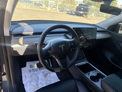 Used 2022 Tesla Model Y Long Range image 12