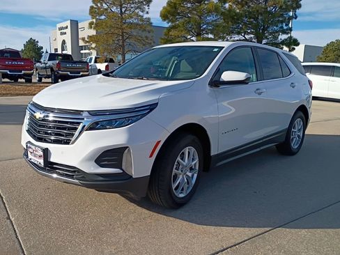 Used 2024 Chevrolet Equinox LT image 1