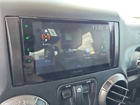 Used 2018 Jeep Wrangler Sahara AWD/4WD image 22