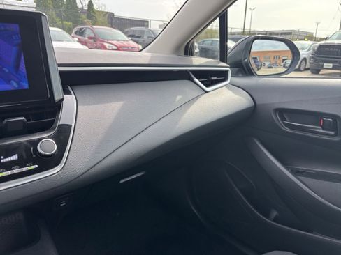 Used 2025 Toyota Corolla LE image 33
