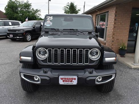 Used 2025 Jeep Wrangler Unlimited Sahara AWD/4WD image 8
