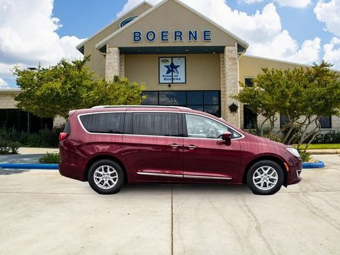 Used 2020 Chrysler Pacifica Touring-L image 6