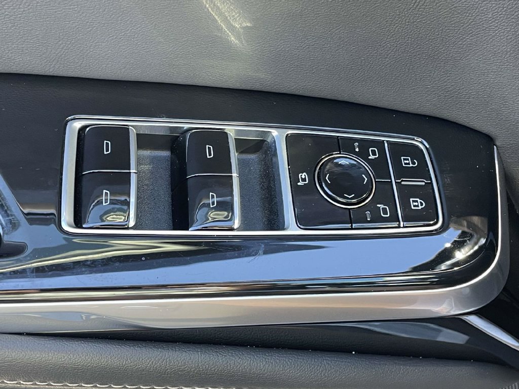 Used 2026 Cadillac Escalade ESV Sport w/ LPO, ONYX Package AWD/4WD image 22