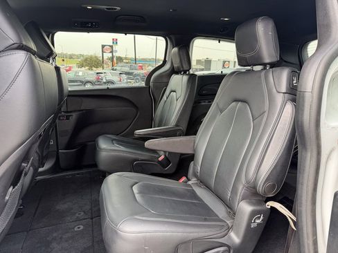 Used 2020 Chrysler Pacifica Touring-L w/ Advanced Safetytec Group image 18