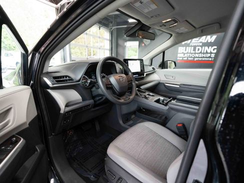 Used 2022 Toyota Sienna LE FWD image 8
