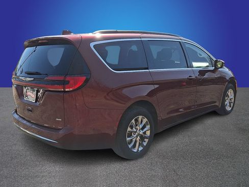 Used 2022 Chrysler Pacifica Touring-L w/ Uconnect Theater Family Group AWD/4WD image 4