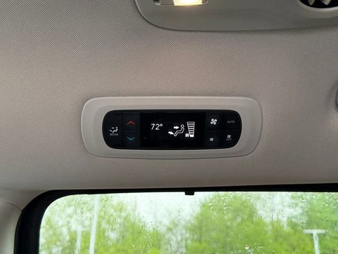 Used 2023 Chrysler Pacifica Touring-L FWD image 17