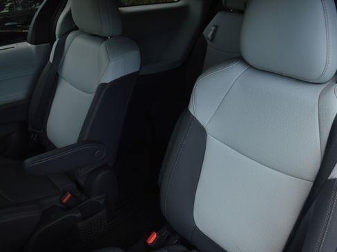 Used 2022 Toyota Sienna XSE FWD image 31