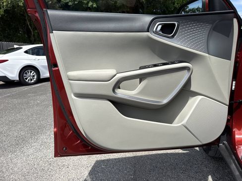 Used 2025 Kia Soul LX FWD image 12