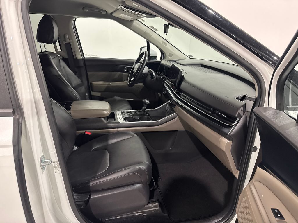 Used 2025 Kia Carnival FWD image 23