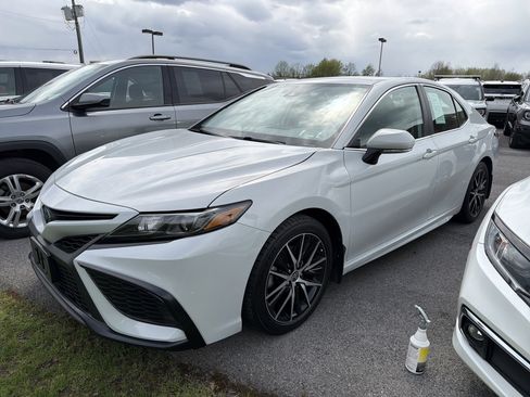 Used 2023 Toyota Camry SE w/ Cold Weather Package FWD image 4