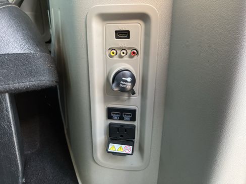 Used 2016 Chrysler Town & Country Touring FWD image 32