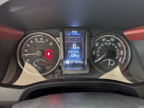 Used 2017 Toyota Tacoma TRD Sport AWD/4WD image 9
