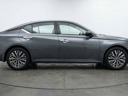 Used 2025 Nissan Altima 2.5 SV image 11