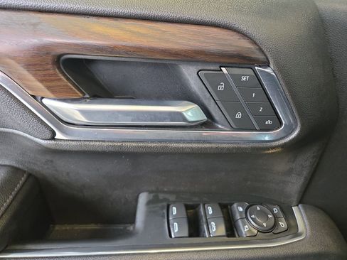 Certified 2025 GMC Sierra 1500 SLT image 18