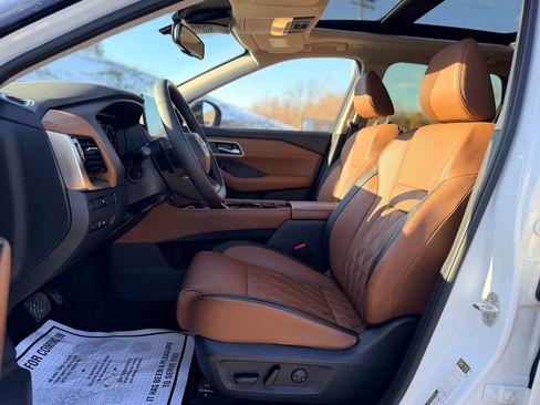 Used 2025 Nissan Rogue Platinum image 10