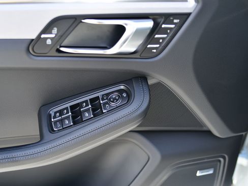 Certified 2026 Porsche Macan AWD/4WD image 12