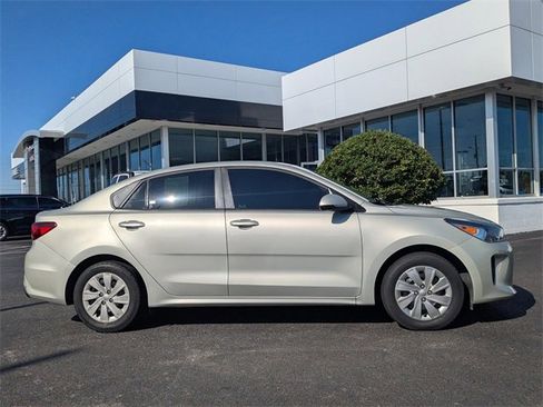 Used 2018 Kia Rio S image 3